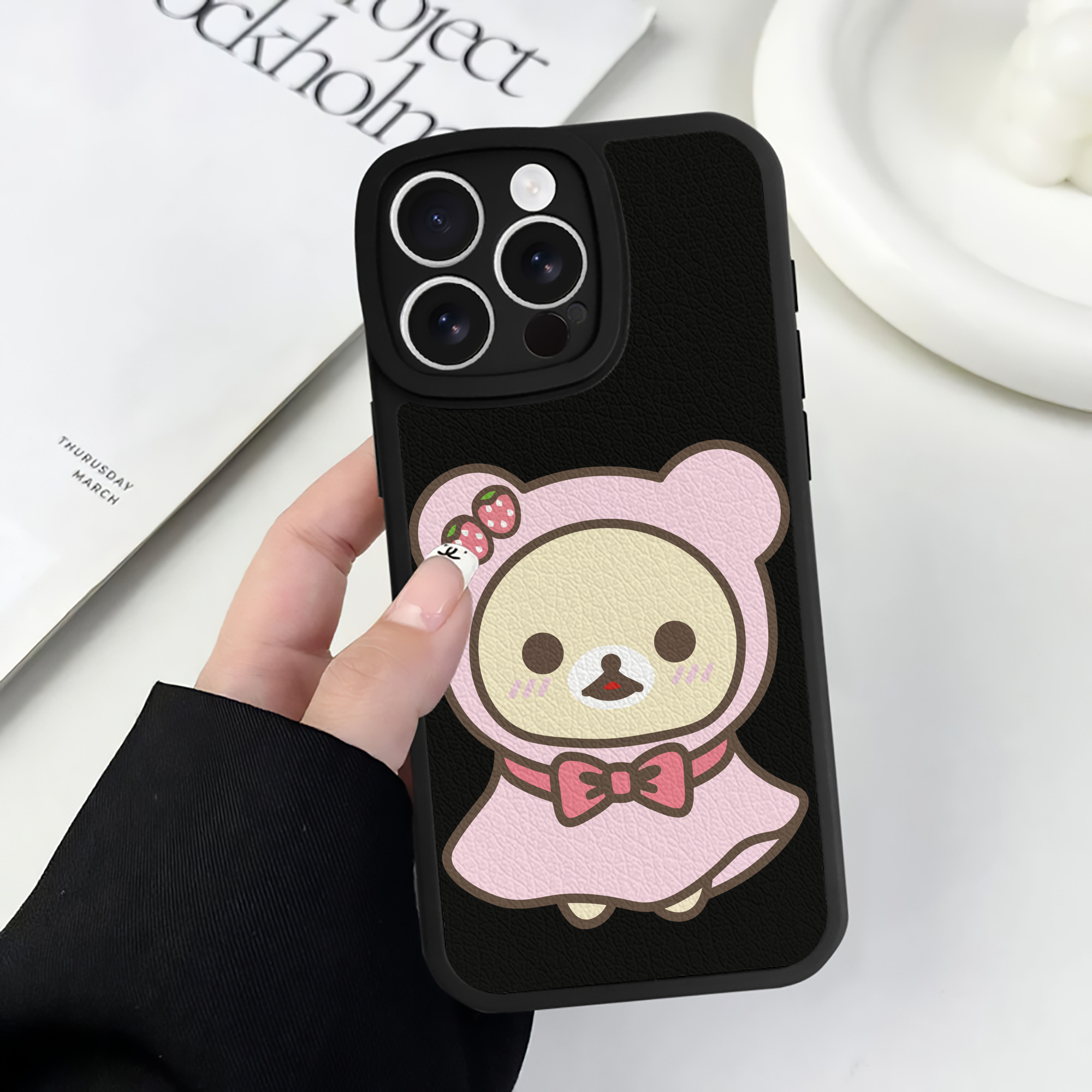 （画像用） リラックマ リラックマ キイロイトリ Rilakkuma Korilakkuma Kiiroitori 【iPhone 16シリーズ対応】シリコンスマホケース（レザー調） 材質：シリコン